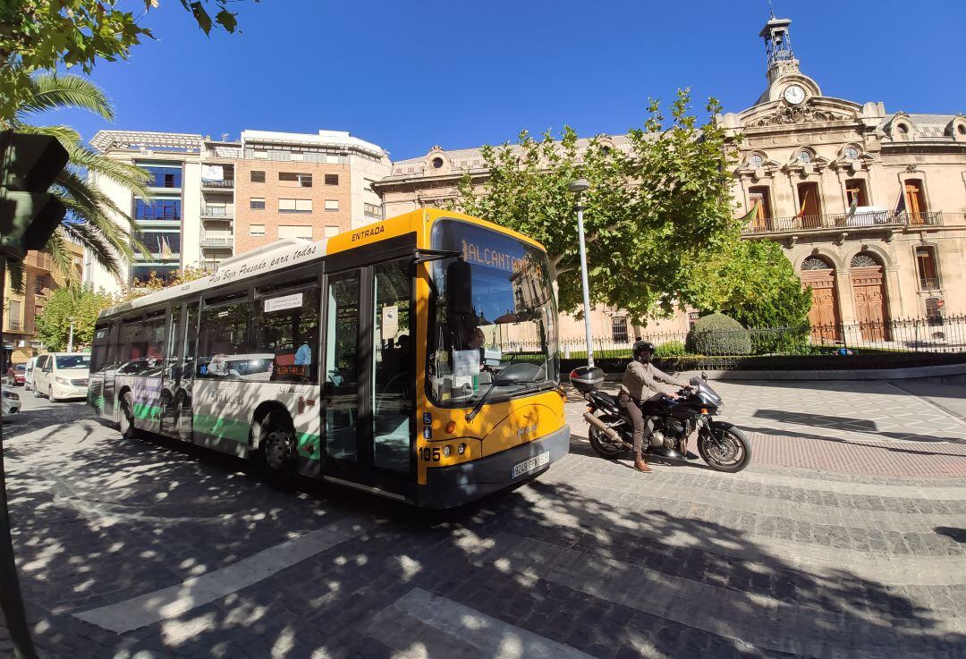 Los autobuses urbanos de Jaén han dejado, por sorpresa este martes, de prestar servicio en Jaén sin establecer turnos mínimos