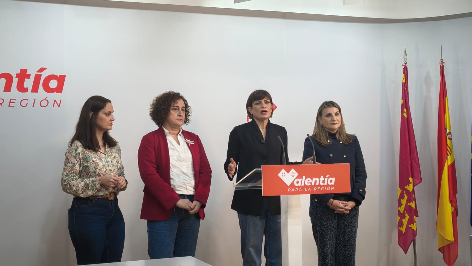 La senadora Inma Sánchez Roca, junto a diputadas y senadoras de su partido