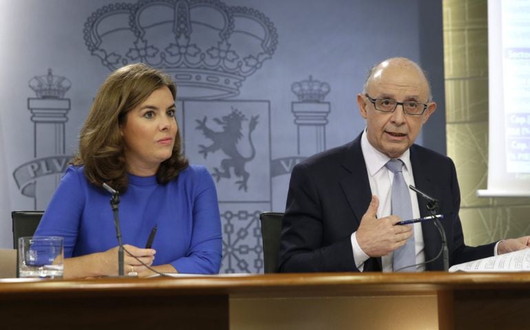 La vicepresidenta del Gobierno, Soraya Sáenz de Santamaría (i), y el ministro de Hacienda, Cristóbal Montoro (d), durante la rueda de prensa tras el Consejo de Ministros