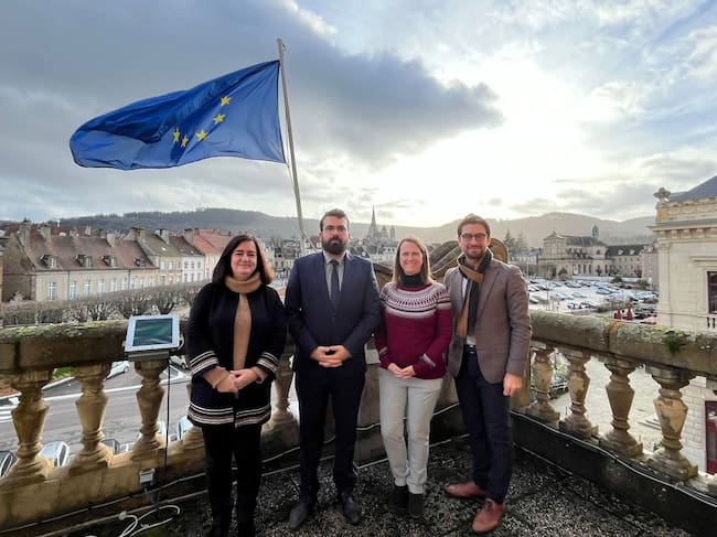 Sonsoles Sánchez Reyes con el alcalde de Autun, Vincent Chauvet a su izquierda