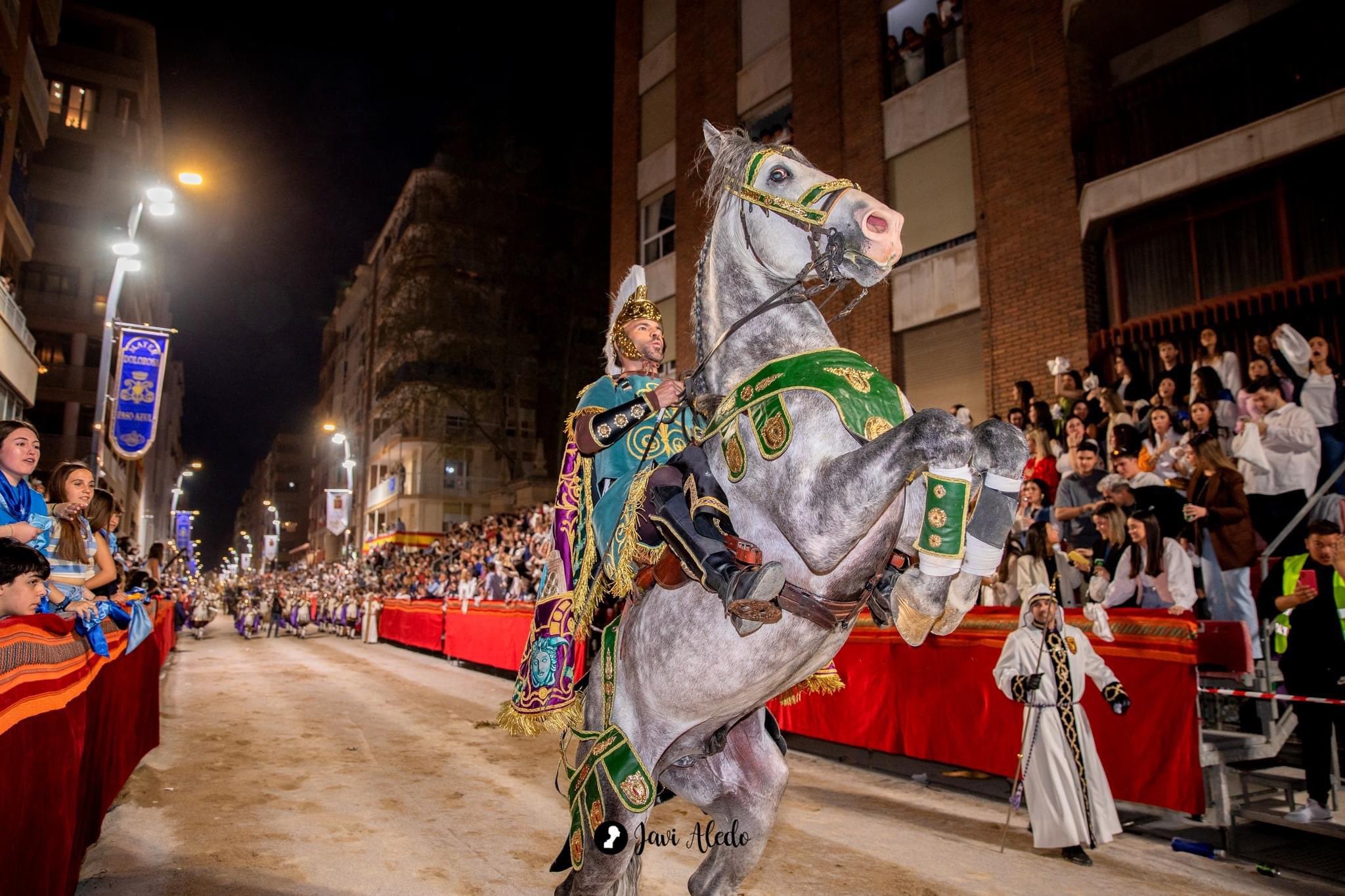 Un jinete del Paso Blanco en la procesión del Viernes de Dolores