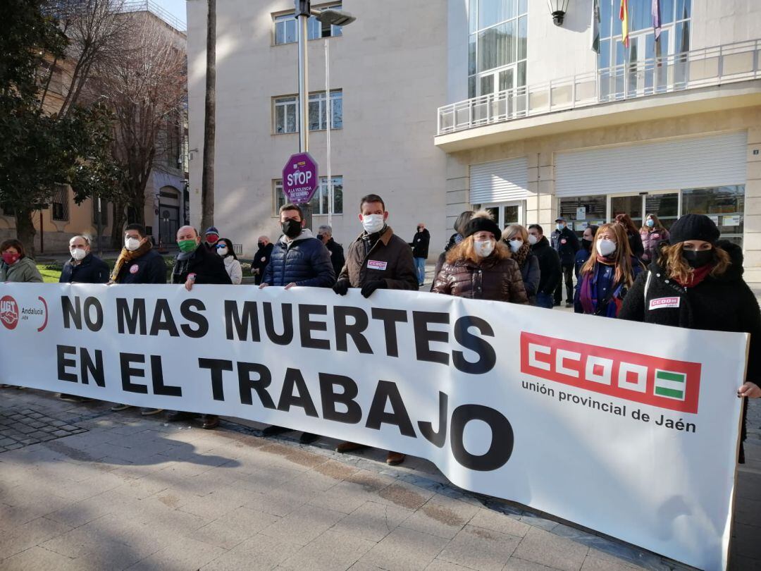 Con todas las medidas de seguridad, se ha producido la concentración a las puertas de la Subdelegación del Gobierno de Jaén