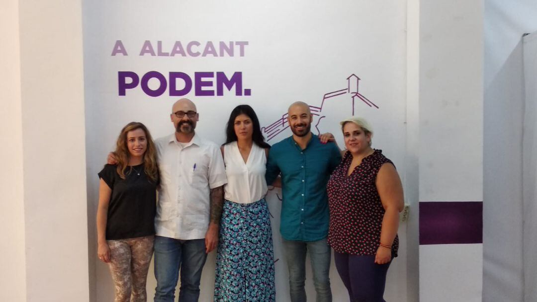 Los diputados nacionales, la síndica en Les Corts y los ediles de Podemos en el Ayuntamiento durante el acto