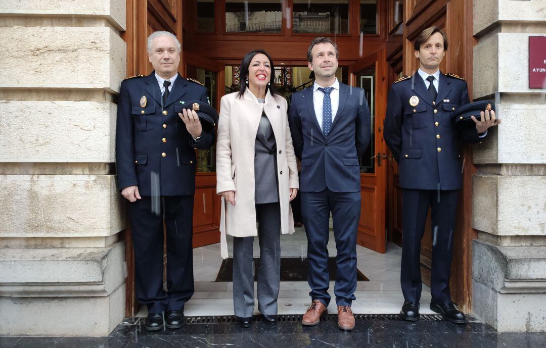 Marta Bosquet y Julio Millán posan en la puerta del Ayuntamiento de Jaén acompañados de responsables policiales.