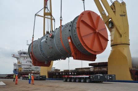 La cercanía del mar es fundamental para las grandes industrias metalúrgicas