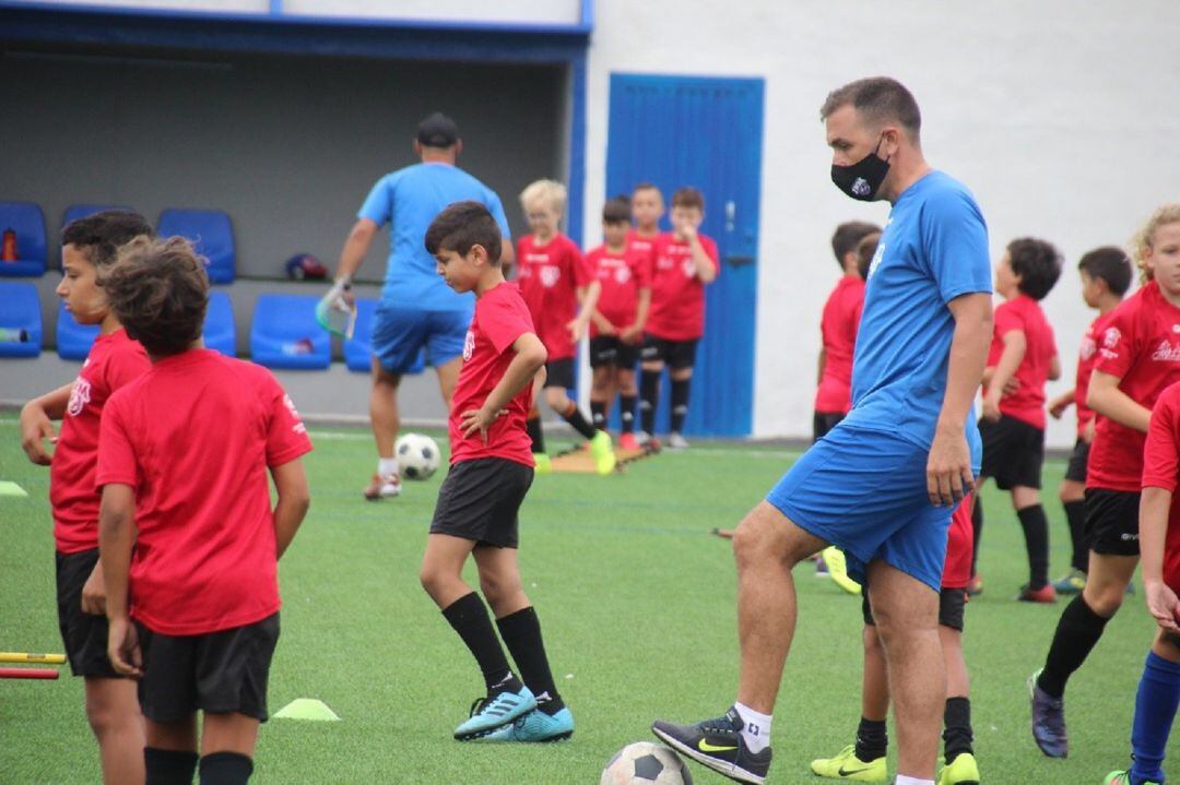 Imagen de archivo de un entrenamiento de la base del CD Tinajo.