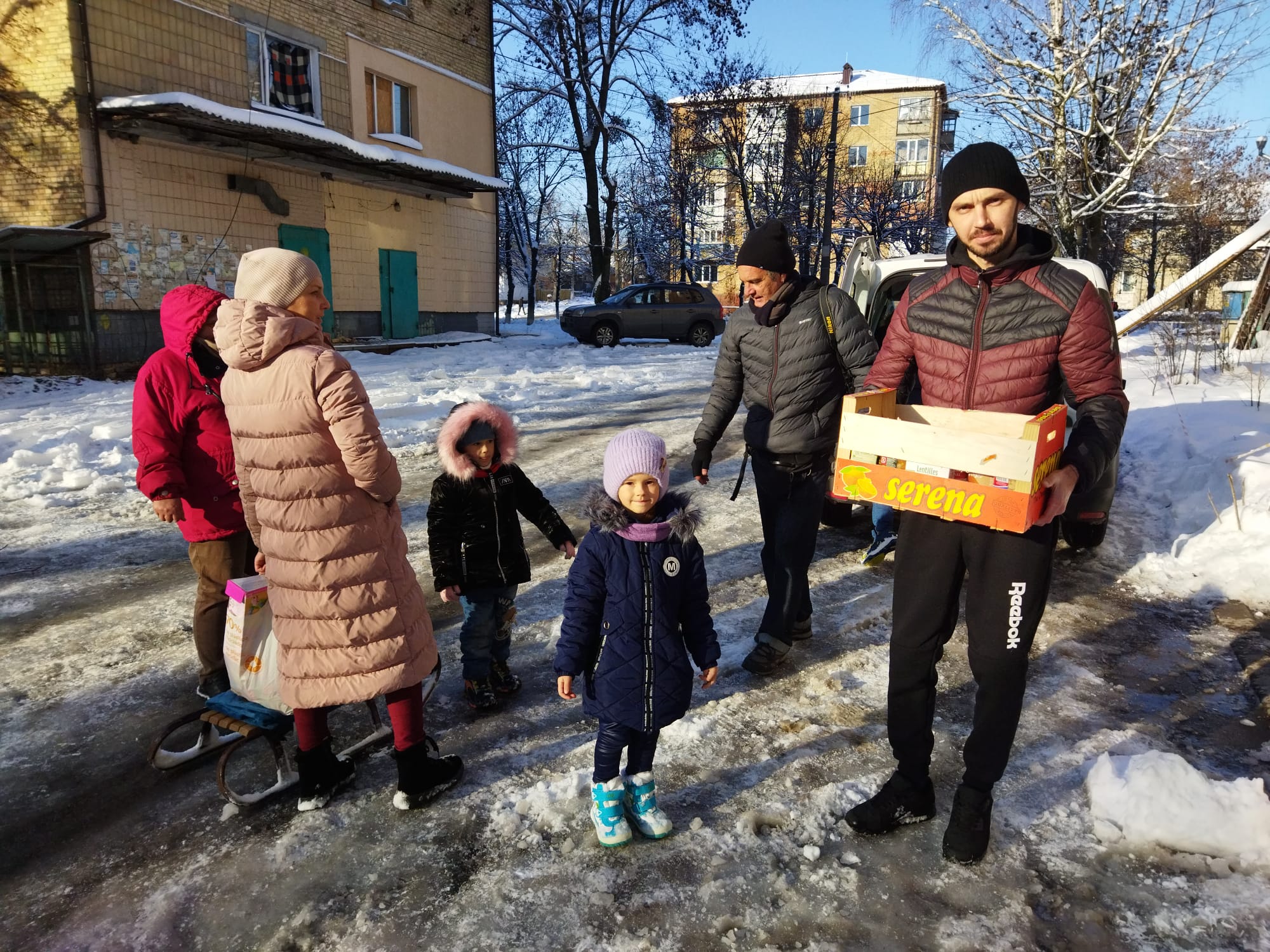 Menores ucranianos viajan a València para alejarse del frio y la guerra durante las navidades.