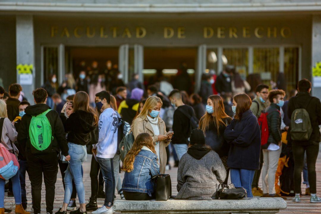 Varios jóvenes charlan antes de entrar a clase en la Facultad de Derecho de la Universidad Complutense en el Campus Universitario de Moncloa en Ciudad Universitaria, en Madrid (España) a 5 de octubre de 2020.