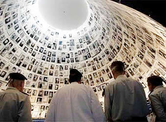 Un grupo de visitantes observan una de las salas del Museo del Holocausto de Jerusalén, el <i>Yad Vashem</i>.