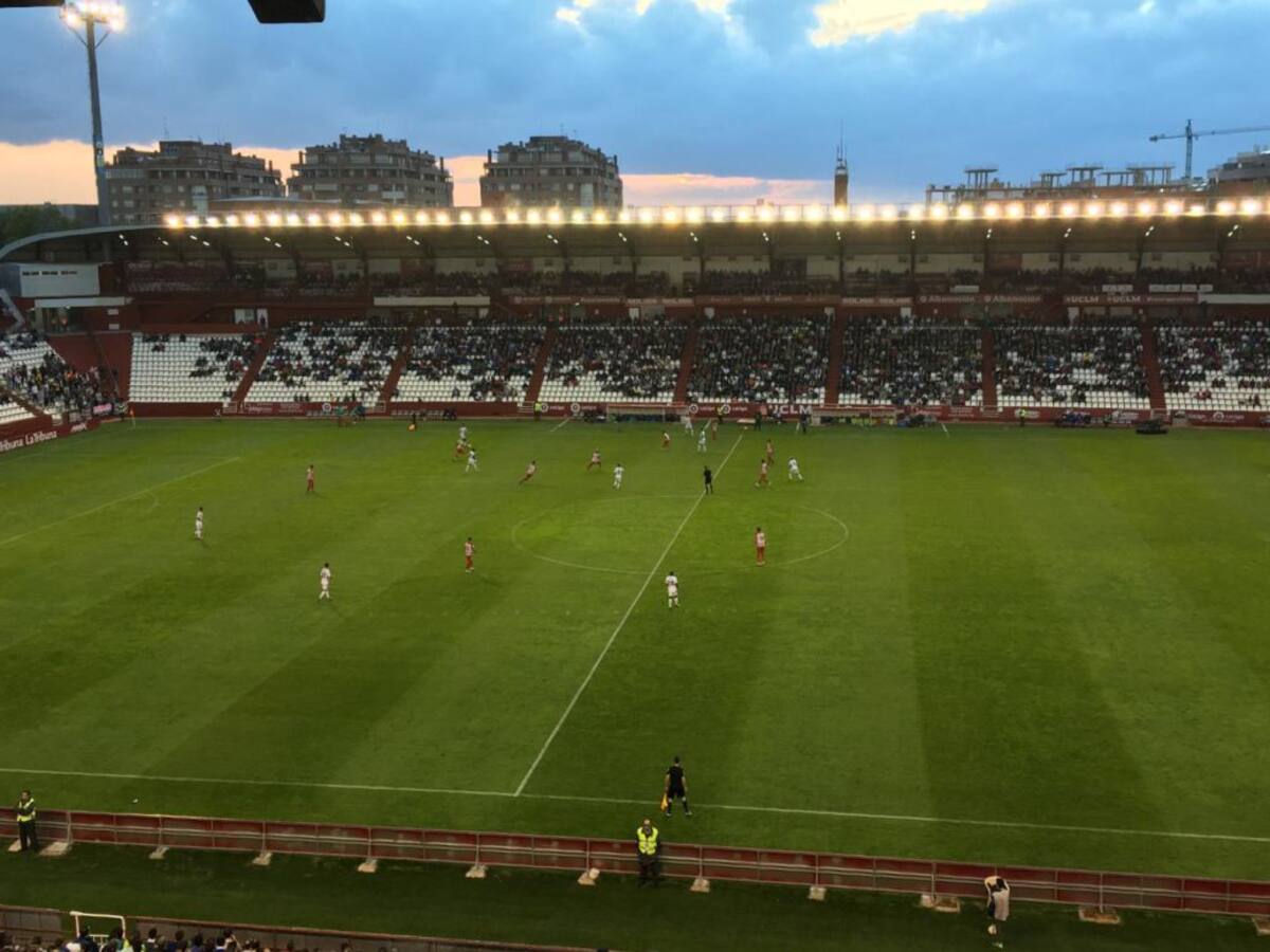 El Albacete empata con el Almería jugando con diez
