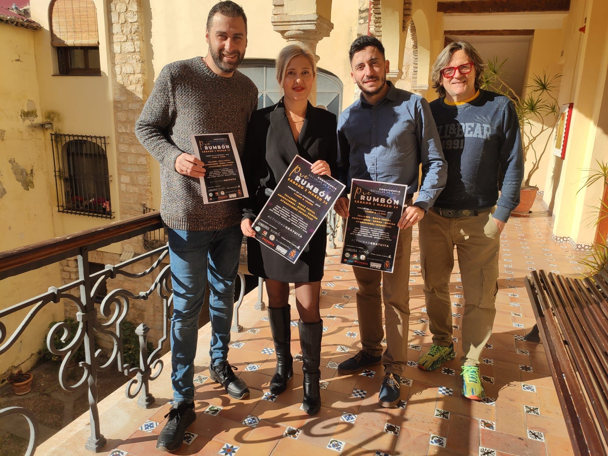 Personalidades de La Bailoteca y el Ayuntamiento de Jaén durante la presentación del Pre-Rumbón