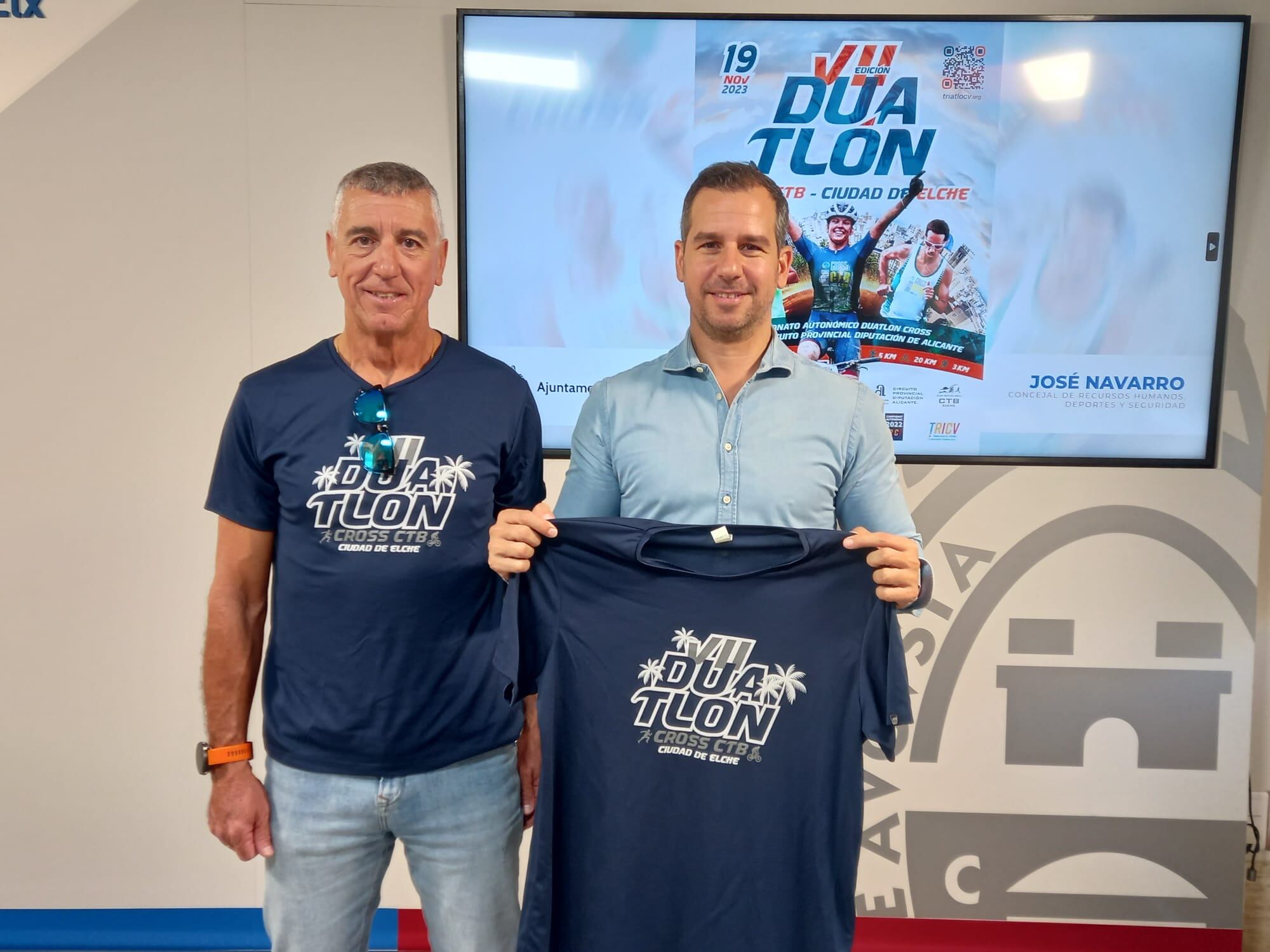 El concejal de Deportes, José Navarro, posa con la camiseta oficial de la prueba junto a Manu Baeza