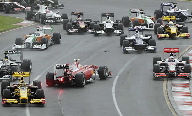 El Ferrari de Alonso, tras el trompo que hizo en la primera curva