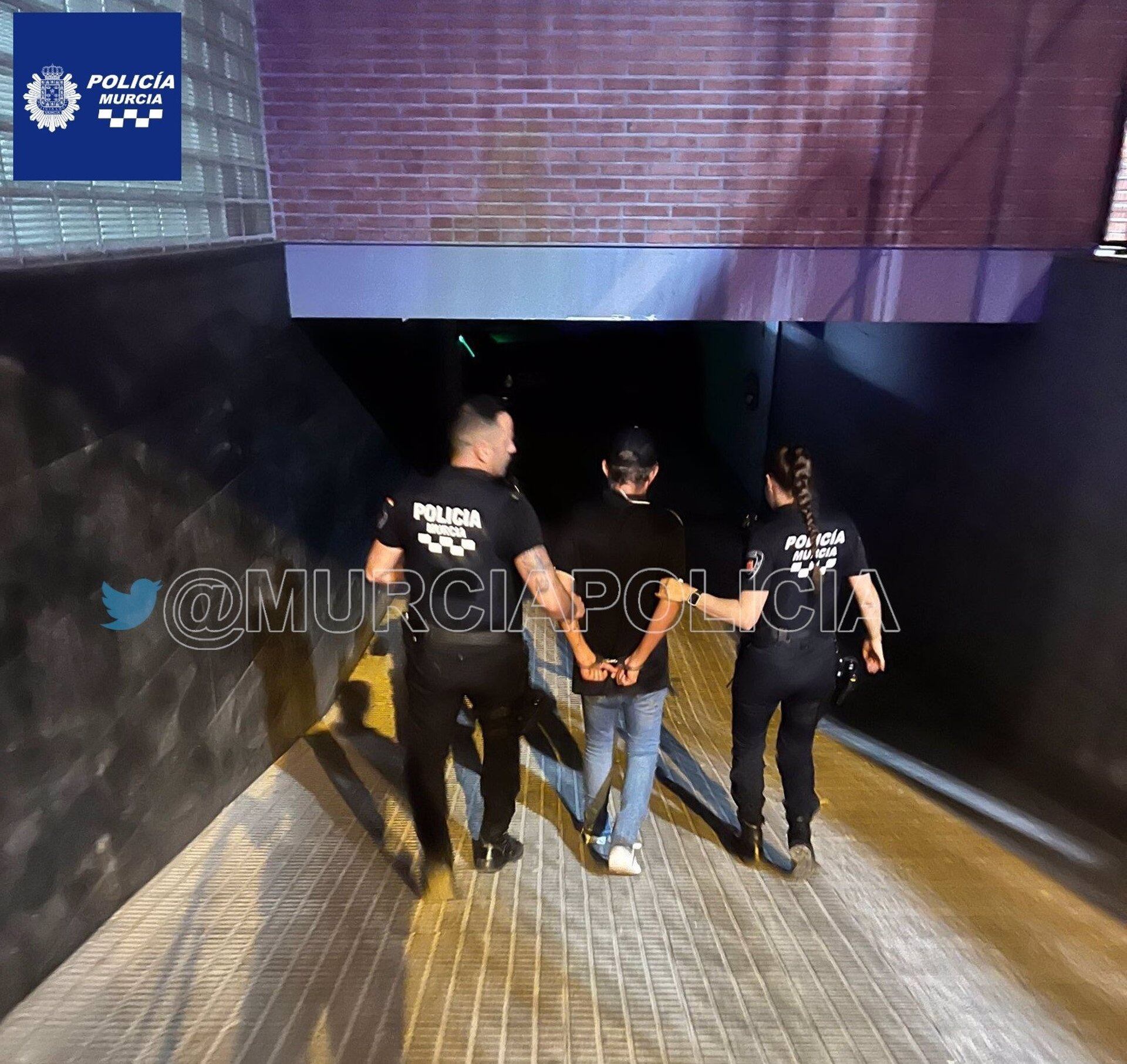 Agentes de la Policía Local custodian al detenido