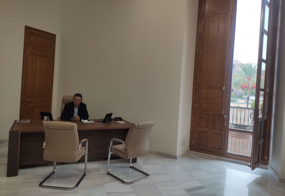 Raúl Caro, alcalde de Linares, en el despacho de alcaldía en el Ayuntamiento de Linares.