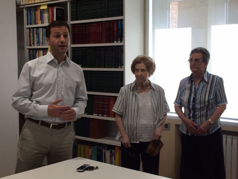 En primer término el Gerente del Centro Sociosanitario Hermanas Hospitalarias, Javier Arellano. Junto a él, Sor Magdalena
