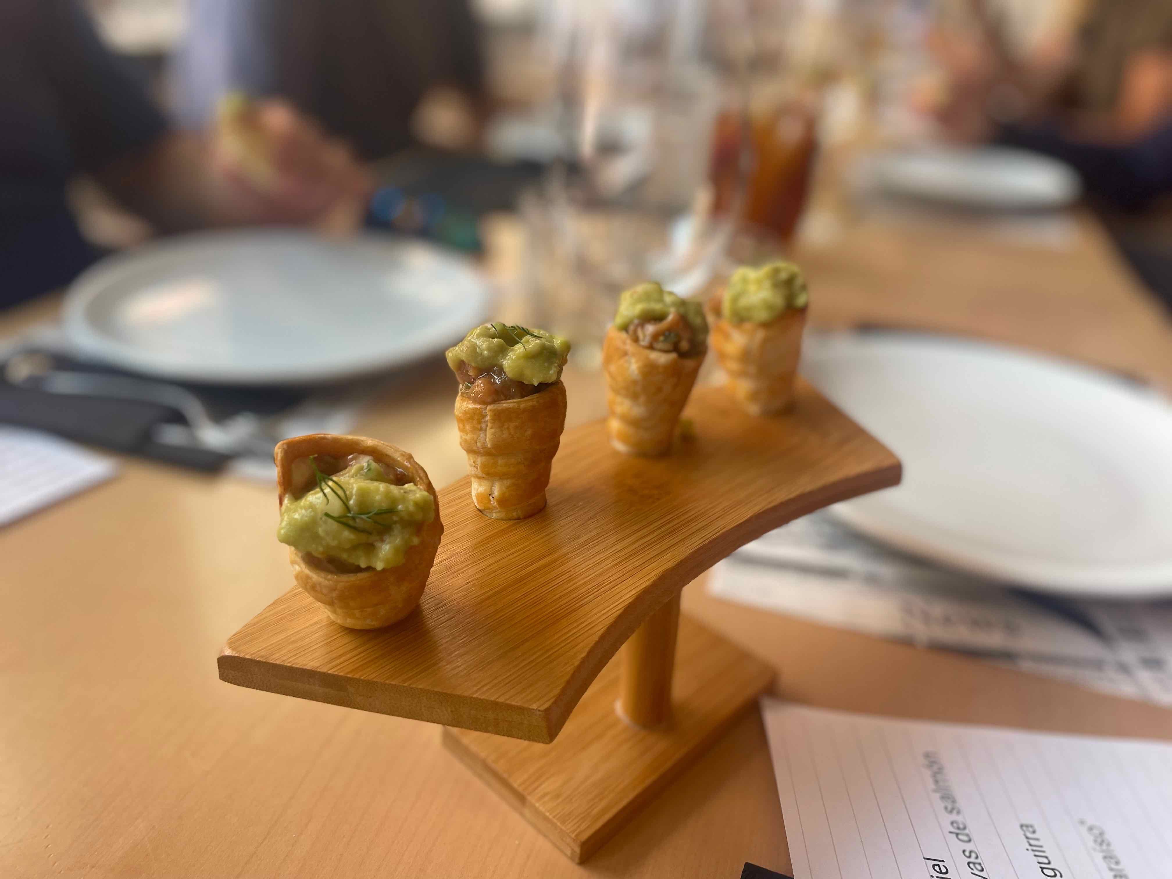 Cornete de tartar de salmón y guacamole