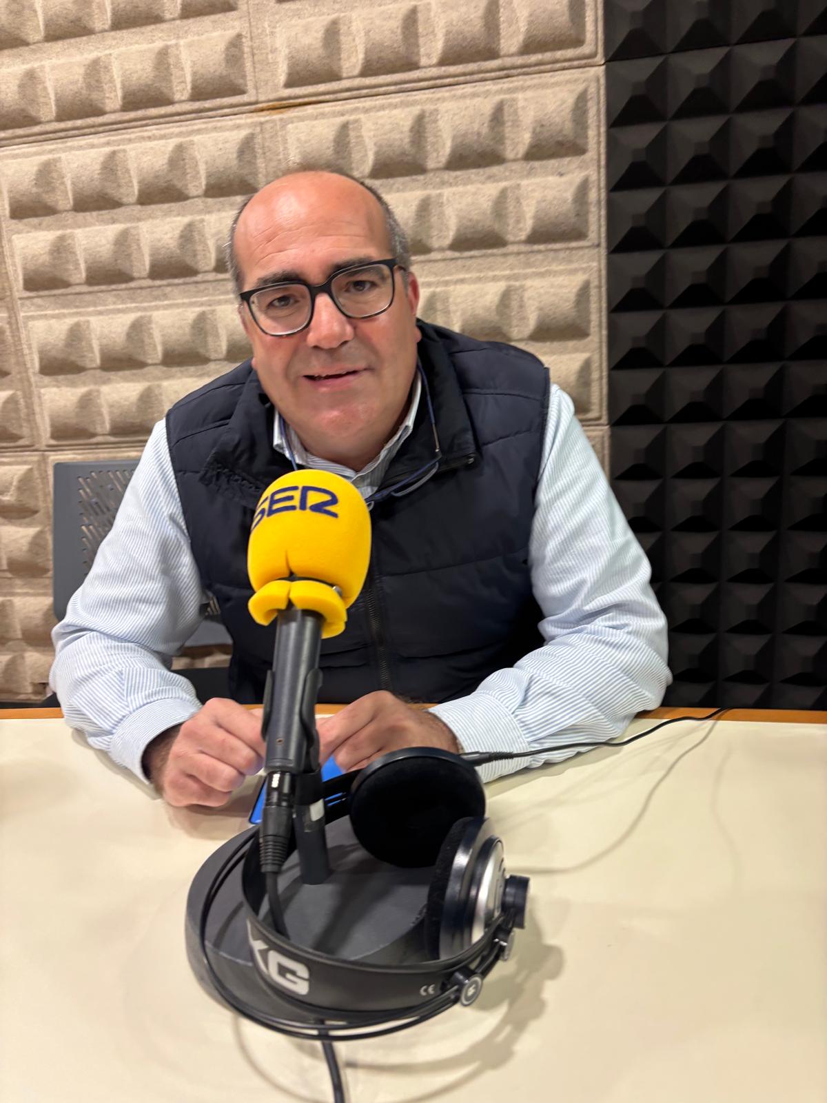 Eduardo J. Pastor visita los estudios de Radio Morón