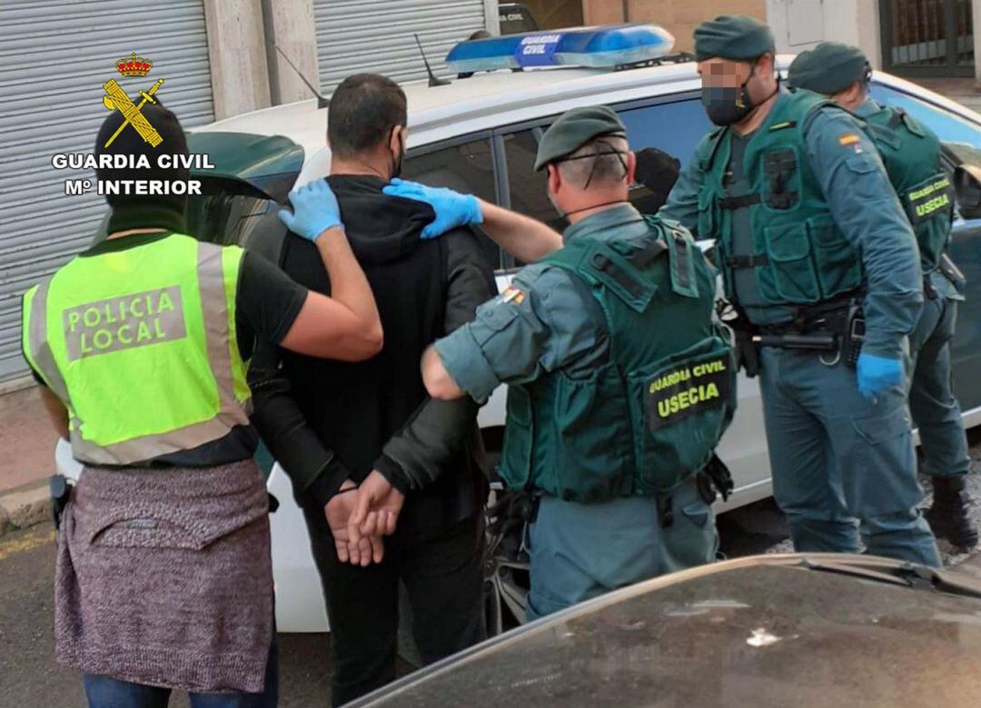 Guardia Civil desmantela en Águilas un punto de venta de sustancias estupefacientes.