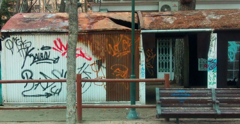 El refrescante del Parque Abelardo Sánchez, con pintadas y algunos desperfectos