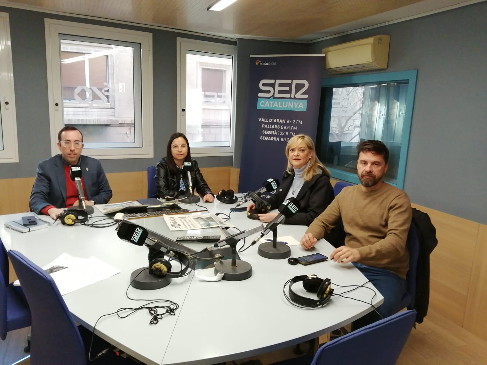 D'esquerra a dreta: Xavi Palau, Jordina Freixanet, Violant Cervera i Carlos Enjuanes. Als estudis de Ràdio Lleida-SER Catalunya.
