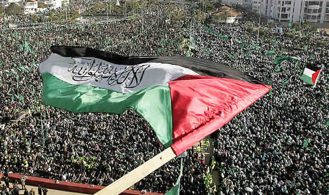 Palestinos seguidores del movimiento islámico de Hamas celebran su 20 aniversario