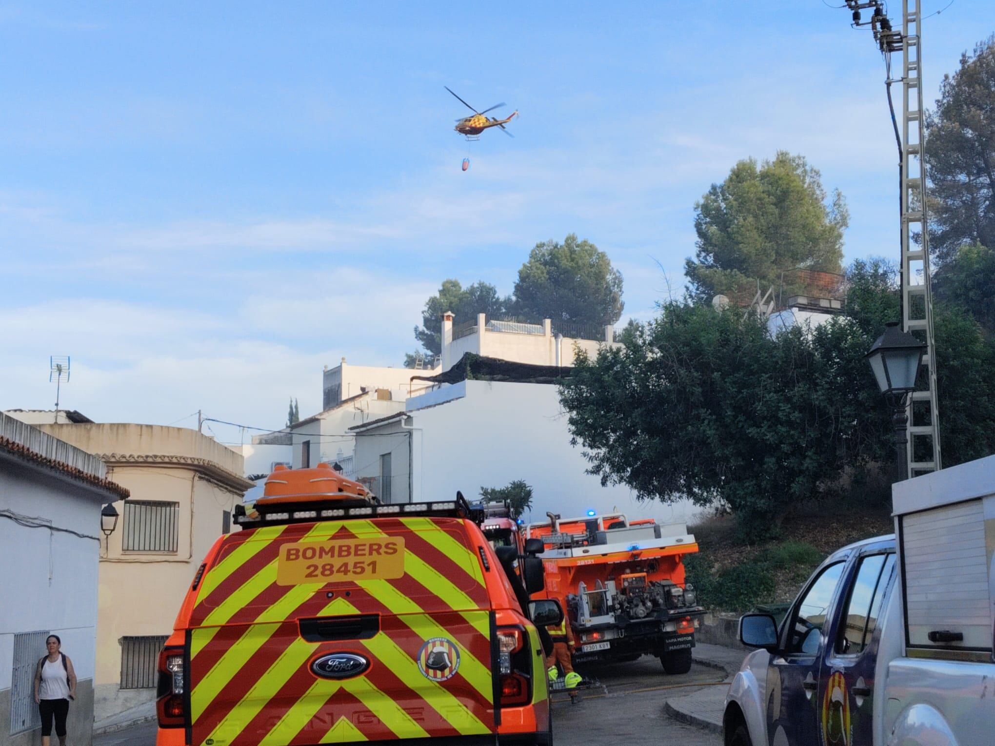 Efectivos de Bomberos trabajando en la extinción del incendio de la montaña de La Creu a principios de septiembre.