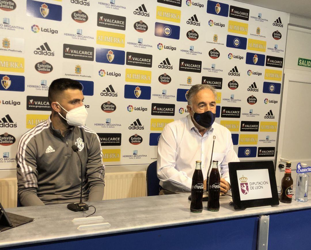 Agus Medina en su presentación junto al presidente José Fernández Nieto