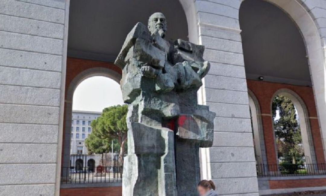 La estatua de Largo Caballera amanece con pintadas de 'Asesinos' y 'Rojos No'