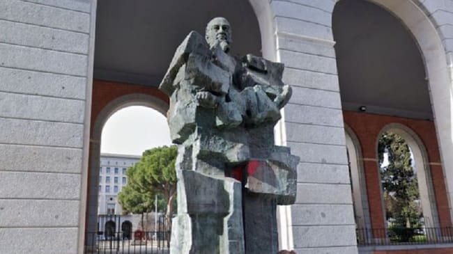 La estatua de Largo Caballera amanece con pintadas de 'Asesinos' y 'Rojos No'
