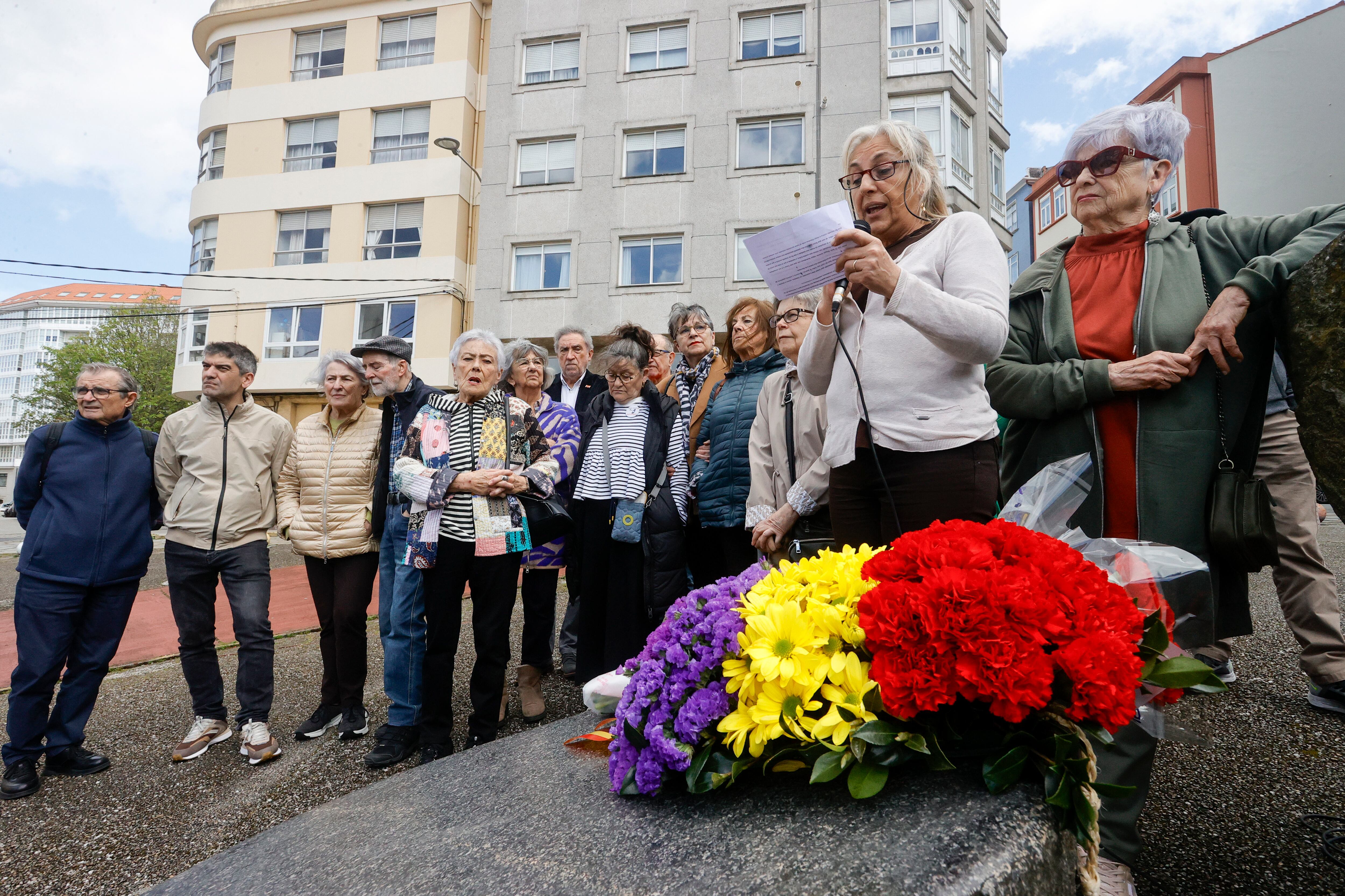 FERROL, 06/04/2024.- Lectura del manifiesto durante el acto anual de homenaje de Esquerda Unida al cámara de televisión José Couso en el aniversario de su asesinato en Bagdad. EFE/Kiko Delgado.