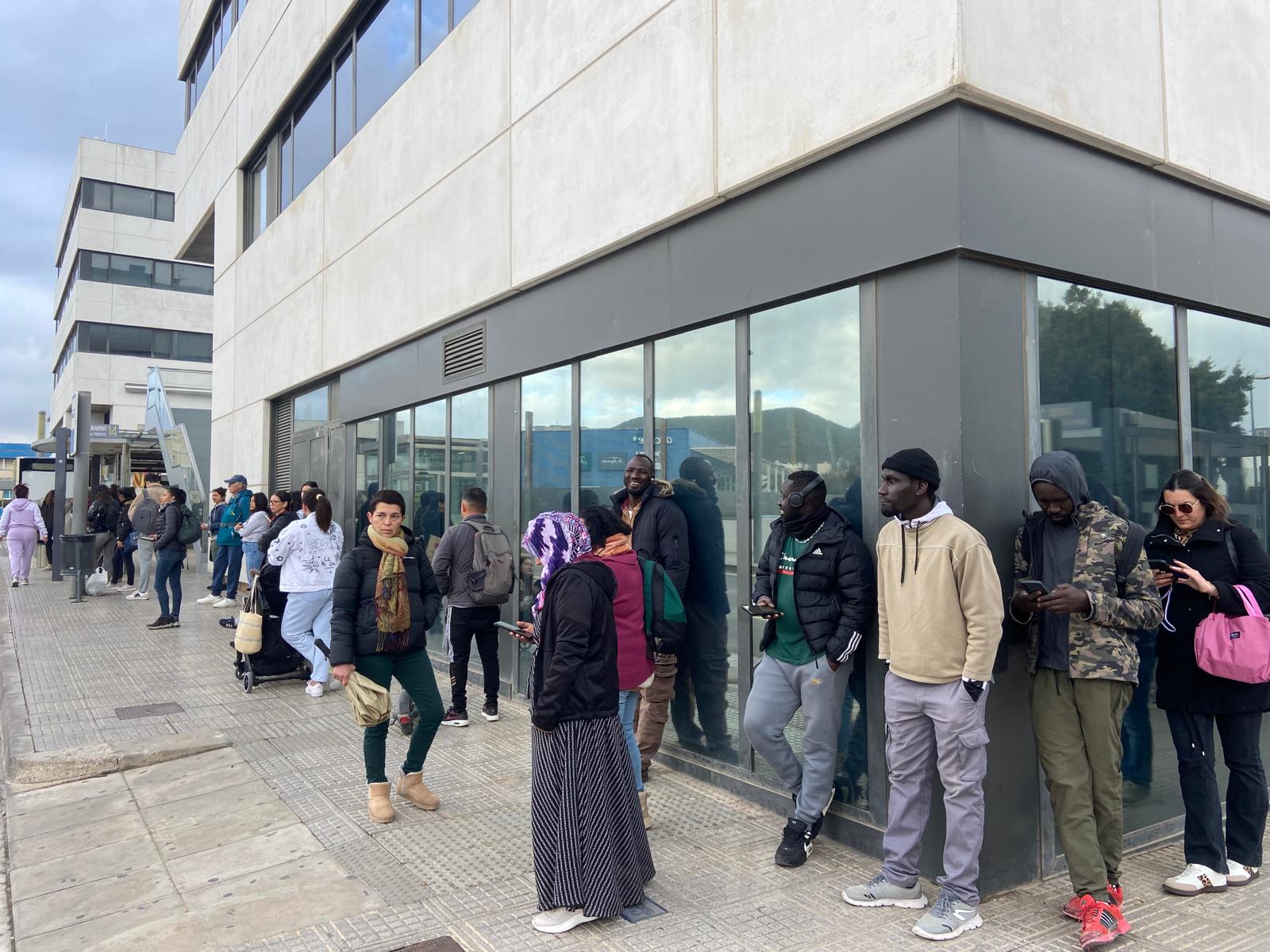 Cola de usuarios esperando el autobús en el primer día del nuevo servicio