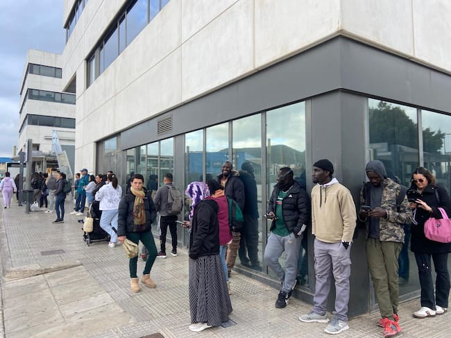 Cola de usuarios esperando el autobús en el primer día del nuevo servicio