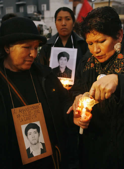 Familiares de desaparecidos celebran una vigilia en las horas previas a la decisión