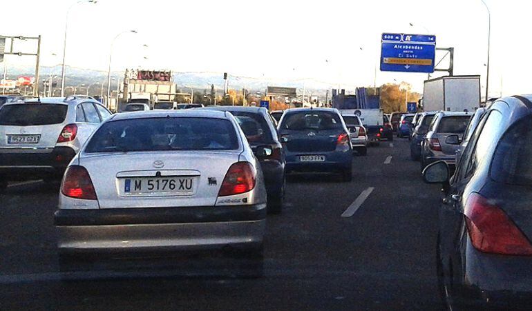 Atasco en el kilómetro 14 de la A-1