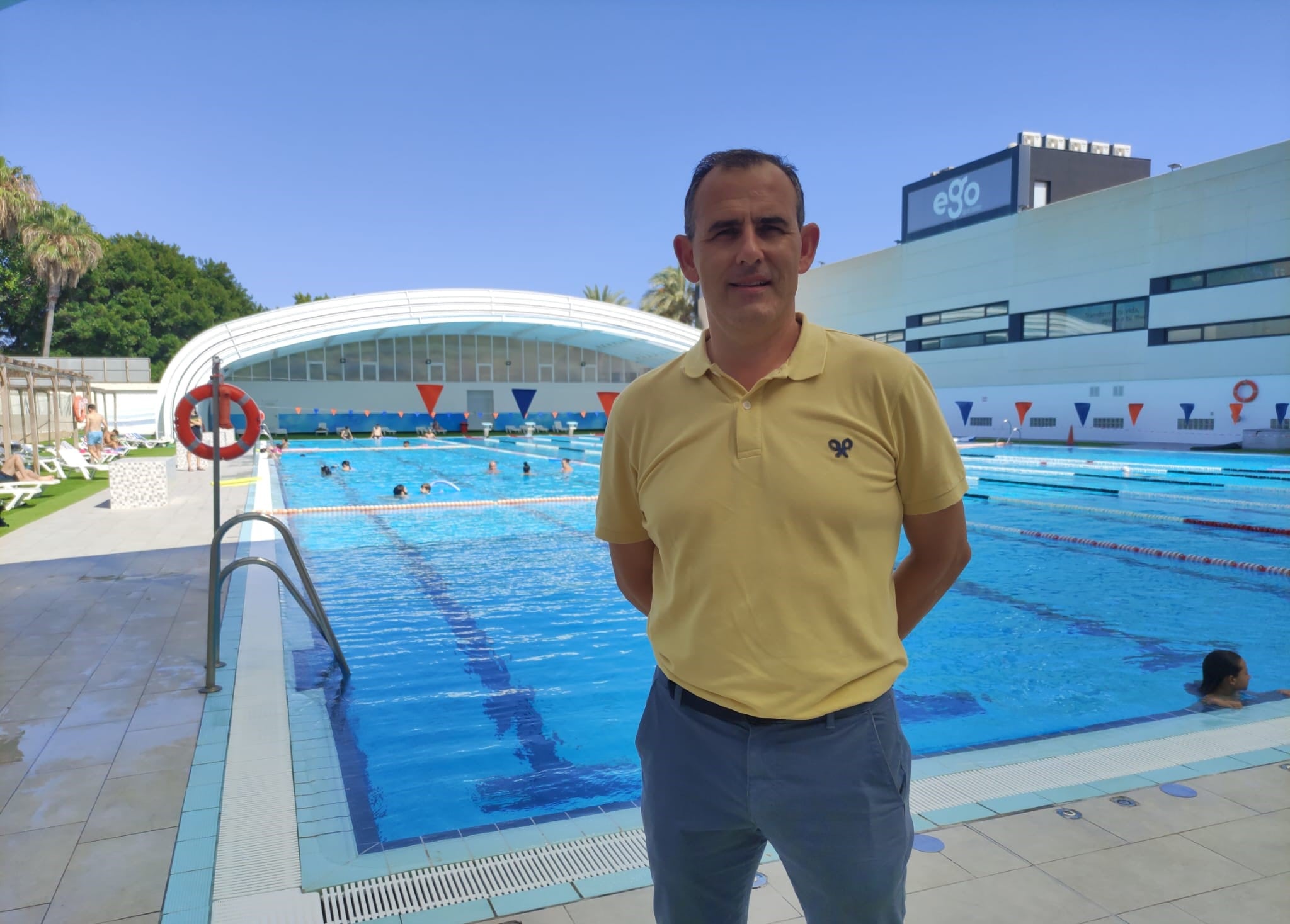 Francis Miras con LA VOZ en la espectacular piscina de Ego Sport Center.