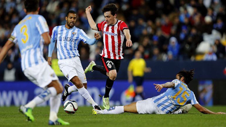 Unai López intenta avanzar entre jugadores del Málaga en la ida de los cuartos de final de la Copa.