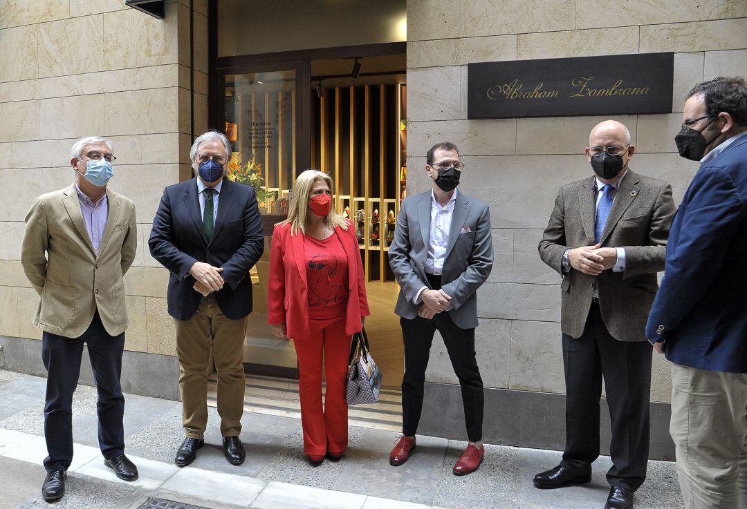 Abraham Zambrana acompañado de algunos de los asistentes a la inauguración de su tienda-taller