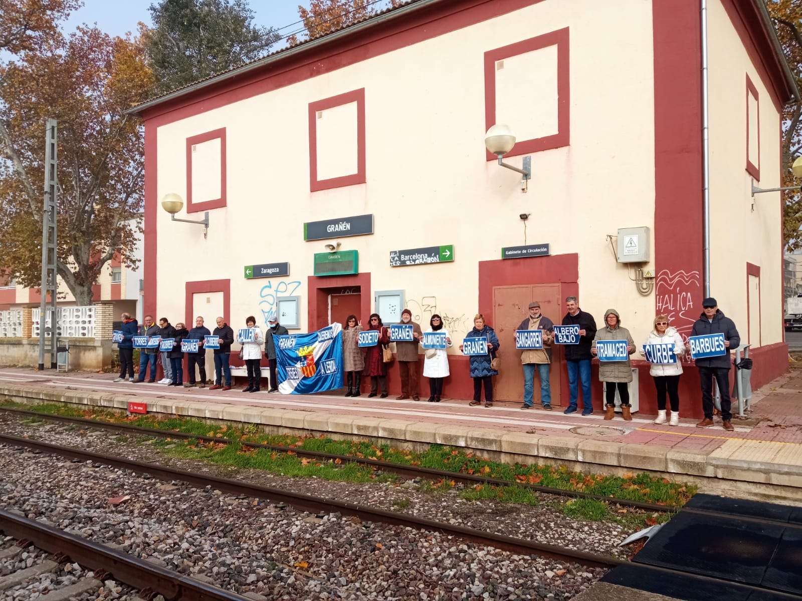 Participantes en la concentración de este domingo en la estación de Grañén