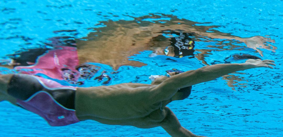 Hugo González, durante las semifinales de los 100 metros espalda