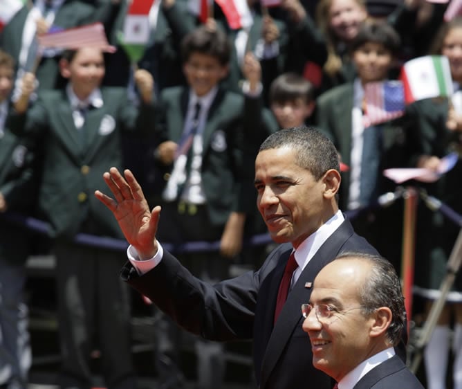 El presidente de EEUU Barack Obama junto al presidente mexicano Felipe Calderón durante la ceremonia oficial de bienvenida celebrada la residencia presidencial de Los Pinos, Ciudad de México