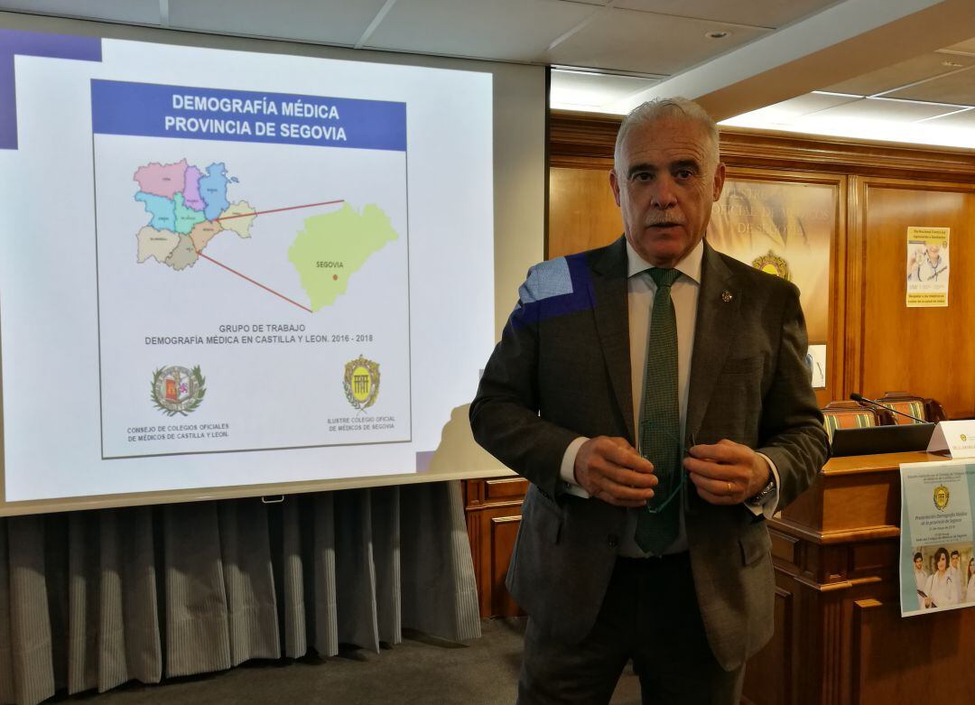 Enrique Guilabert, presidente del Colegio de médicos, durante la presentación del estudio demográfico sobre la profesión médica en la provincia