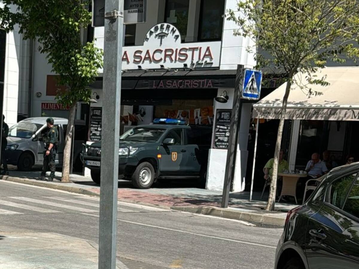 Operación de la Guardia Civil en el centro de Marbella (Málaga) con el registro de varios locales y viviendas