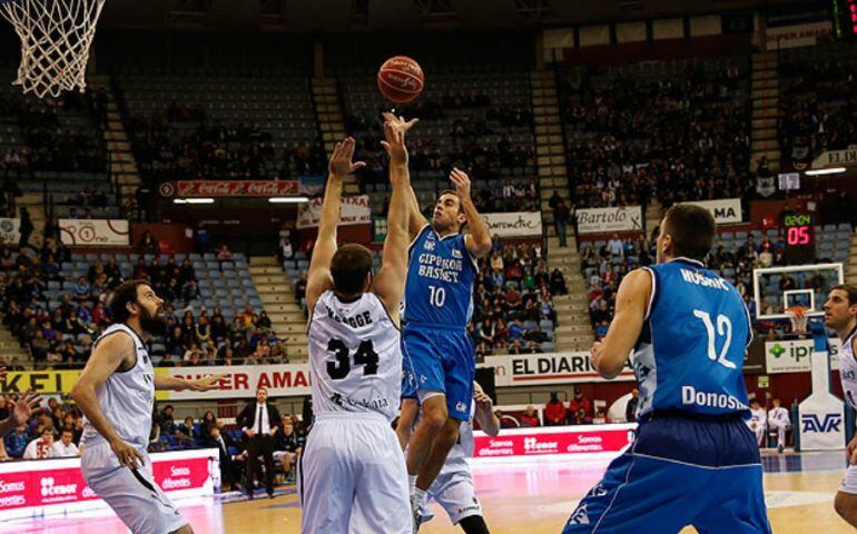 Jared Jordan lanza a canasta ante la oposición de Wragge en el derbi vasco