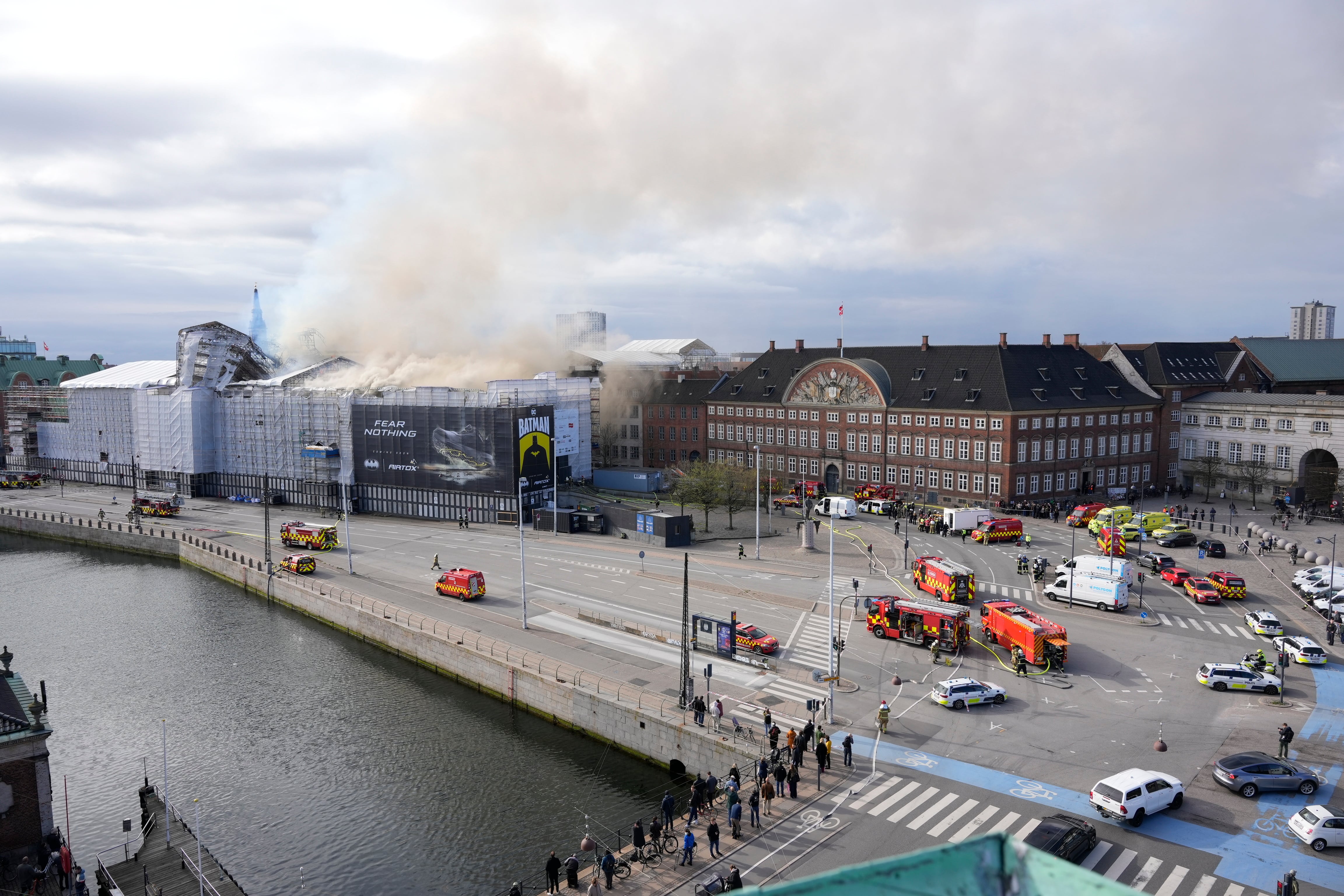 Los bomberos tratan de extinguir el fuego. (Dinamarca, Copenhague) EFE/EPA/Emil Helms DENMARK OUT