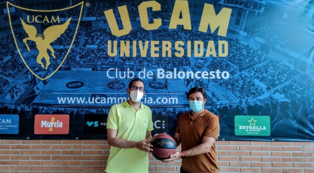 Juan Antonio Martínez y David Ayala posando tras la firma del convenio