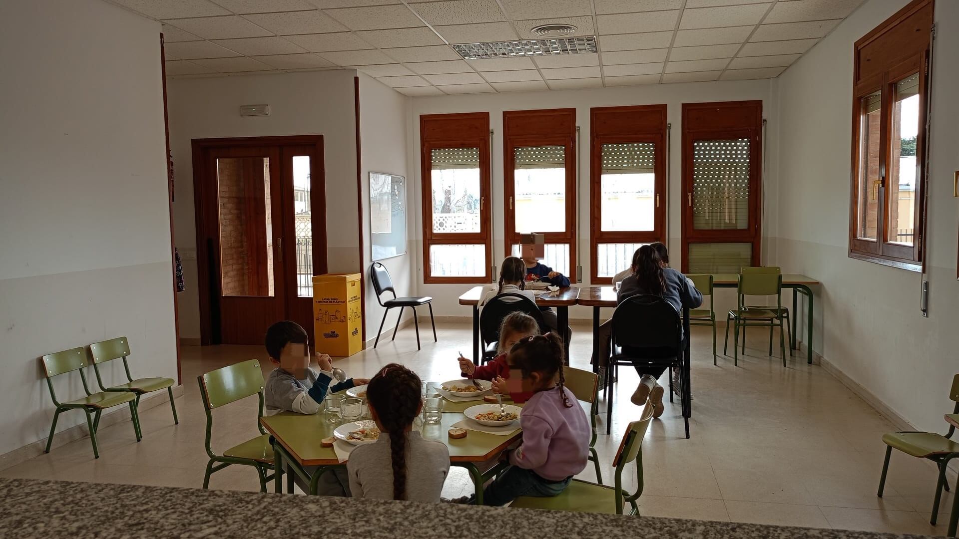 Niños en el comedor de Peralta de Alcofea