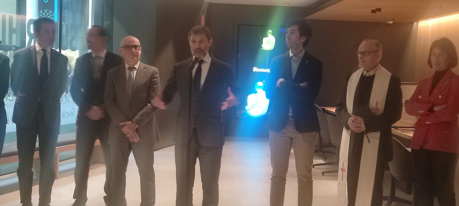 El conseller director general de Morabanc, Lluis Alsina, durant la inauguració de l'oficina central.