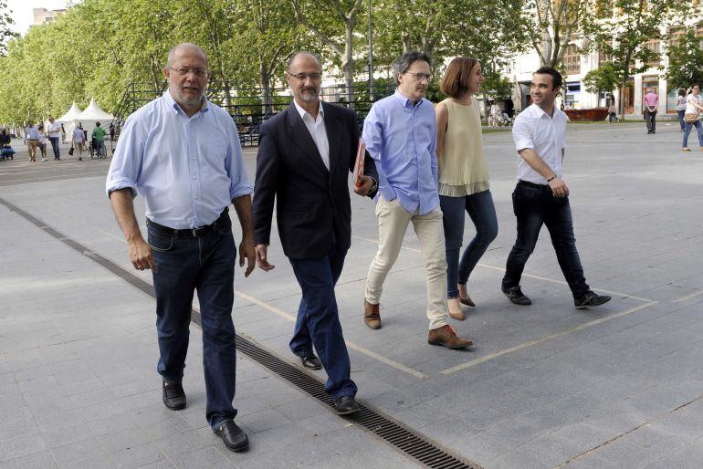 Francisco Igea, primero por la izquierda