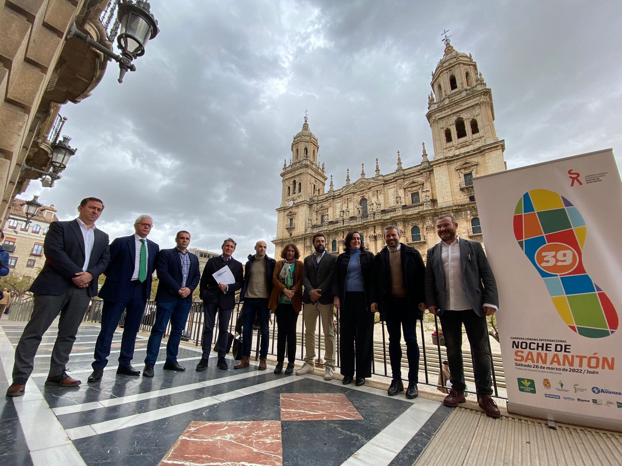 Organizadores y patrocinadores junto al alcade, Julio Millán, y el concejal de Deportes, Carlos Alberca.